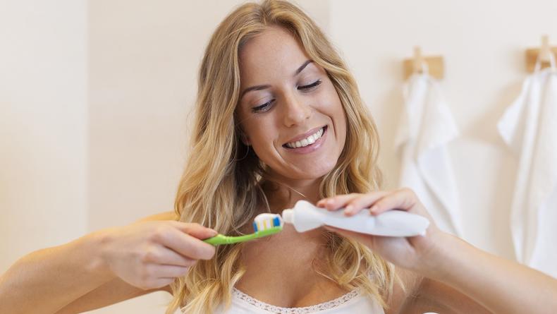 Отбеливание зубов в домашних условиях: народные методы, которые работают