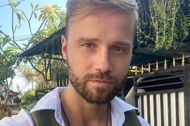 "Усім сонячного дня з Балі": 12-й Холостяк запостив півголе вітання з Індонезії