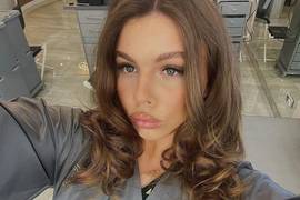 Дочь Фреймут показфала формы на калифорнийской обочине в облегающем малиновом платье