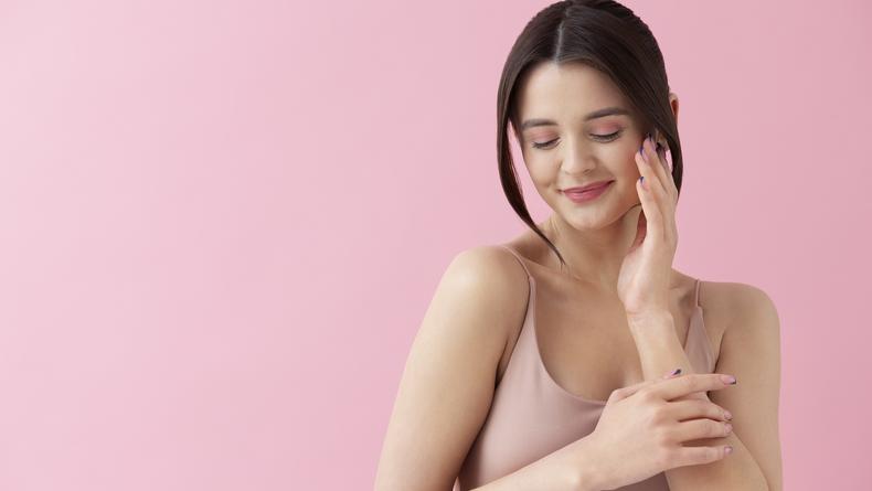 Как ухаживать за кожей лица осенью: полезные советы косметологов