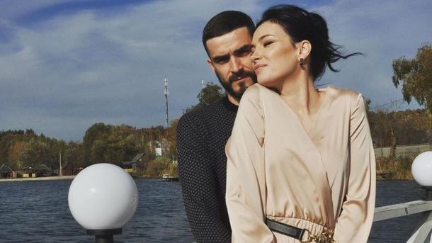 Анастасія Приходько показала фото поцілунку із чоловіком ©instagram.com/prykhodko_official