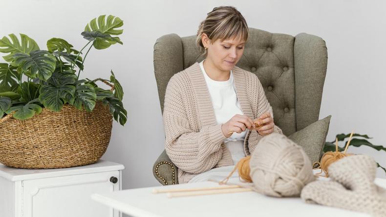 Как связать пошагово свитер спицами для начинающих: виды, техники и материалы