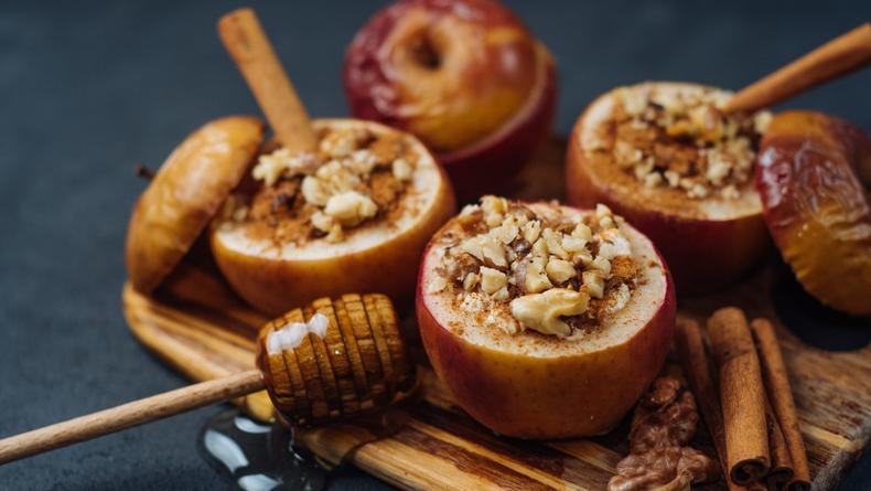 Рецепт дня: яблоки, запечённые с мёдом, орехами и изюмом