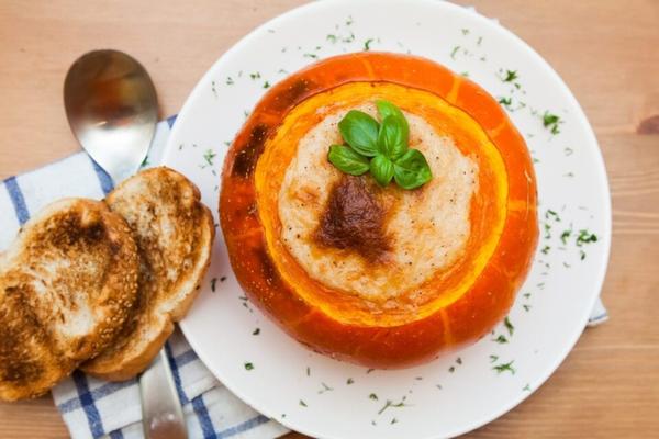 Тыква, фаршированная мясом и шампиньонами
