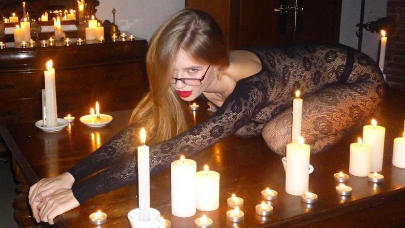 Звезда Школы Василенко в кружевном наряде при свечах устроила горячий фотосет