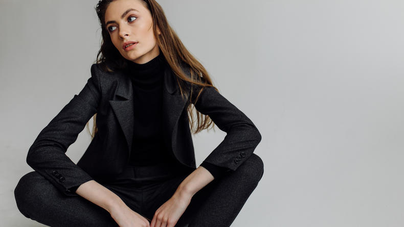 Із чим носити чорну водолазку взимку: модні способи