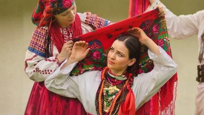 Как носить украинский платок стильно: фотообзор