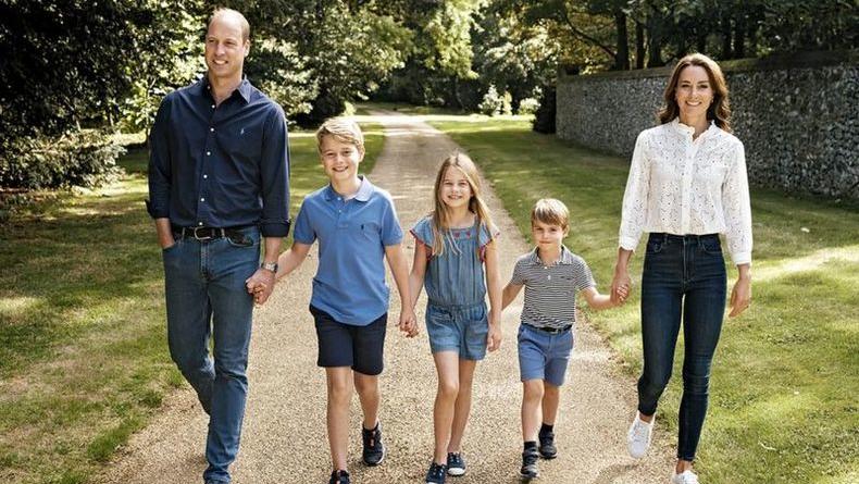 Кейт Миддлтон с принцем Уильямом и тремя детьми представили свою рождественскую открытку