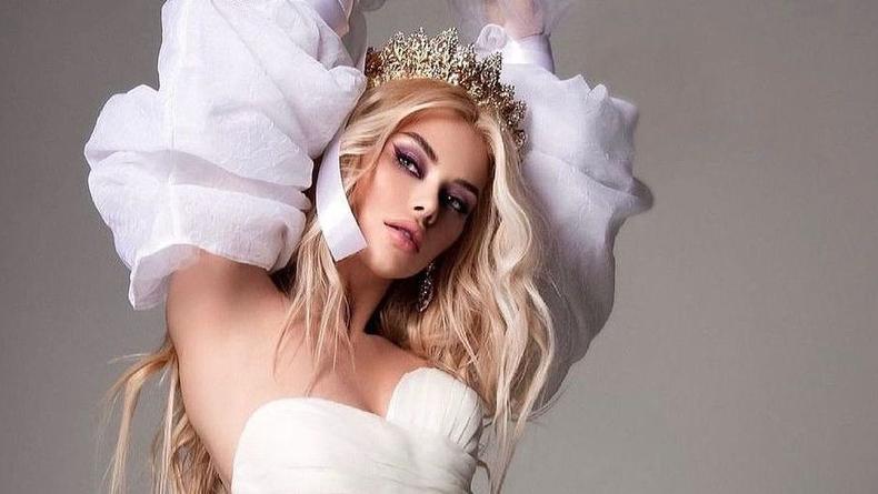 Міс Україна Всесвіт знялася в панчохах і плащі – її попередниця оцінила