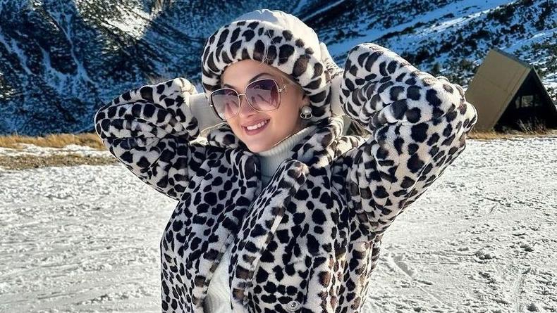 "Зима-зима": Бужинская в леопардовом пальто отдыхает с мужем и детьми в Болгарии