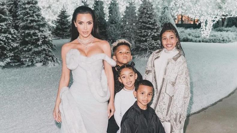 Ким Кардашьян запостила фото с рождественской вечеринки со всеми четырьмя детьми