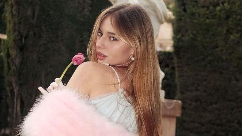 Лиза Василенко восхитила публику фото в изящном платье в лабиринте Барселоны