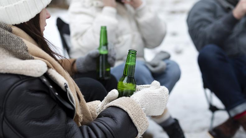 Алкоголь для согрева: можно ли пить на морозе?