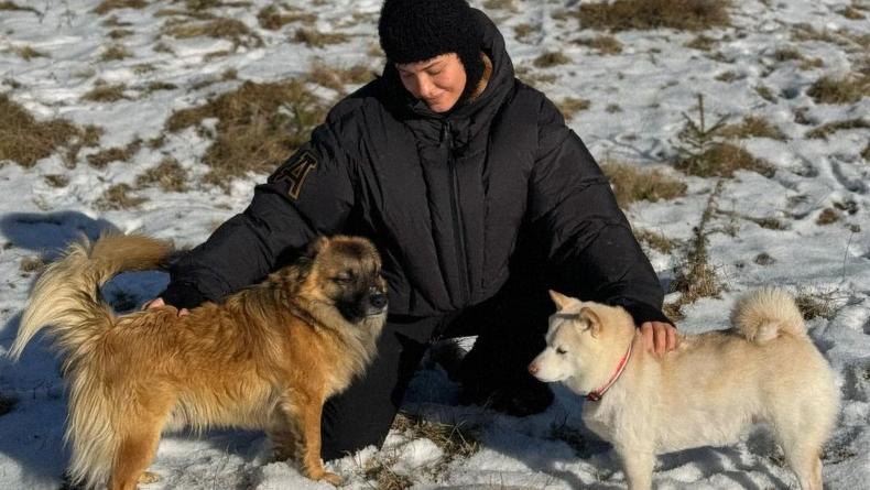 Астаф'єва показала, як проводить час у Карпатах із собаками