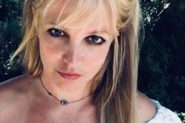 "Приземлилась во Французской Полинезии": Спирс снялась полностью голой на пляже