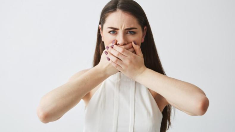 Чому з'являється запах із рота і як упоратися з неприємністю