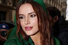Белла Торн назвала любимый цвет, показавшись в платье с декольте до живота