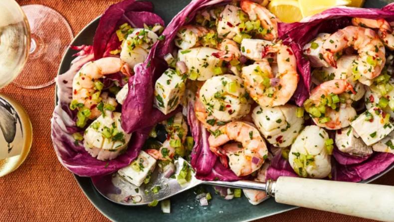 Салат із морепродуктами: покроковий рецепт із доступних продуктів