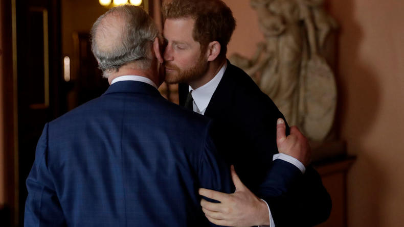 Без Меган Маркл: принц Гарри прилетел в Лондон, чтобы навестить больного раком Чарльза III