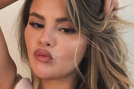 Селена Гомез показала фото с "лучшим длугом", который ее целует и берет за грудь