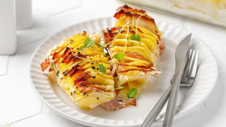 Швидка і смачна ідея для романтичної вечері: картопля, запечена з беконом і вершками