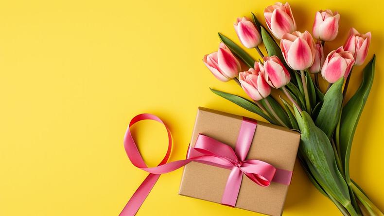 Что подарить на 8 марта любимой: обзор стильных и полезных подарков