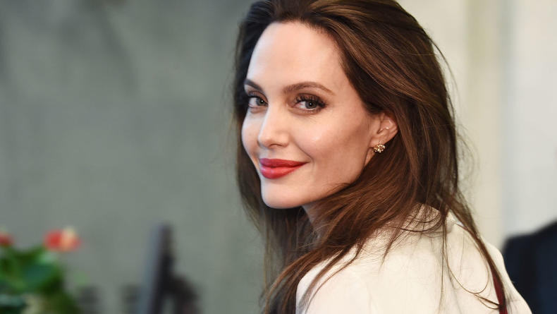 Анджелина Джоли вышла в свет с новым цветом волос