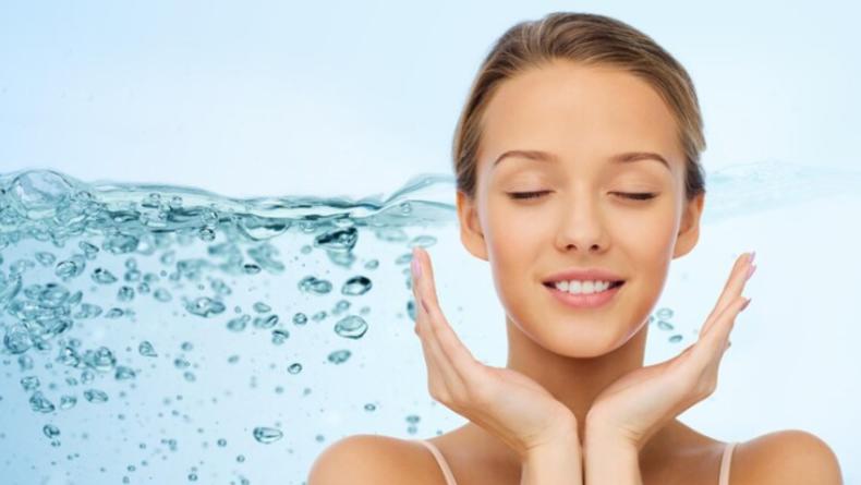 Действительно ли питьевая вода увлажняет кожу?