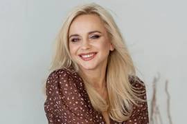 "Не упали в бездну отчаяния": беременная Ребрик в синем костюме подытожила зиму