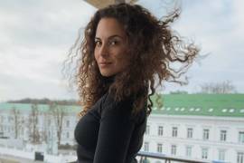Каменских в приспущенном халате на голую грудь поделилась воодушевлением