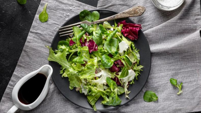 Весенние салаты из зелени: ТОП-3 простых рецепта