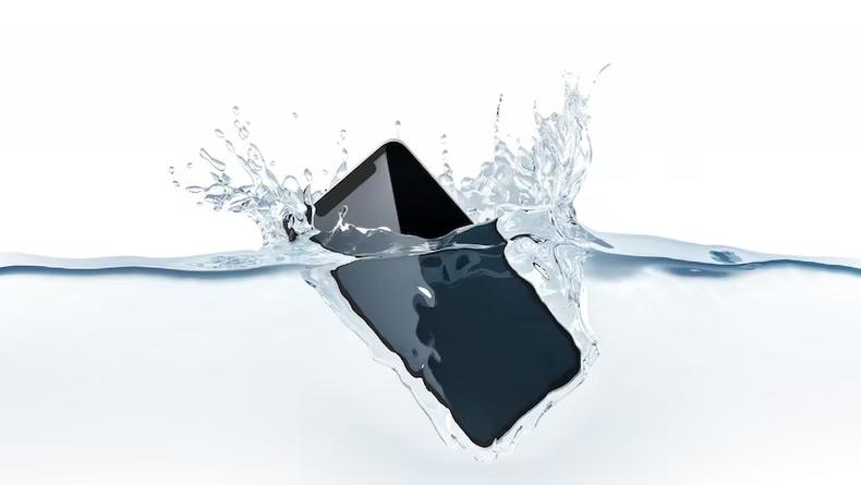 Що робити, якщо телефон упав у воду