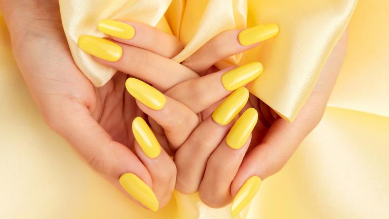 Желтый маникюр: ТОП-15 самых красивых и ярких дизайнов ногтей на весну 2024