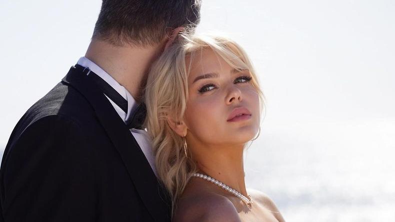 Гросу выставила новые свадебные фото, на которых публика узнает россиянина