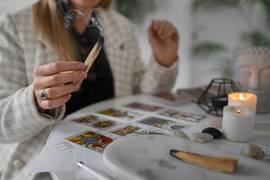 Сколько украинцев верят астрологам и экстрасенсам: результаты соцопроса