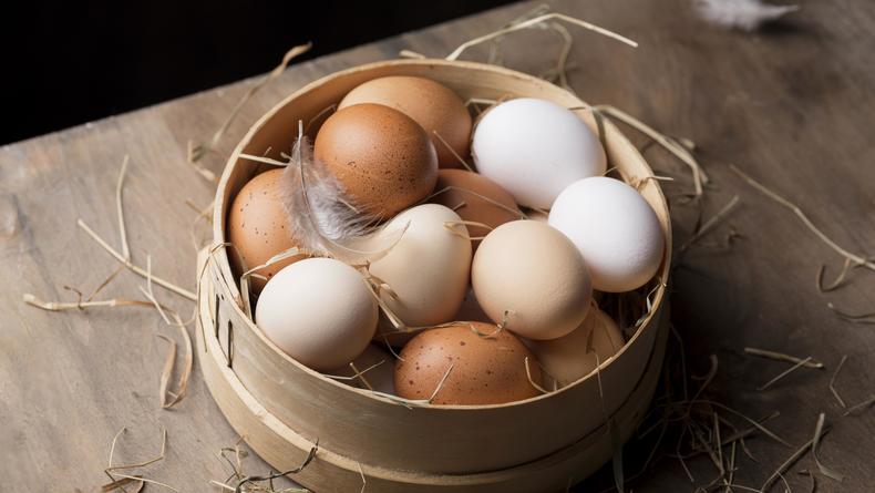 У чому різниця між коричневими та білими яйцями