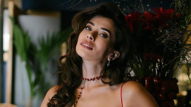 Мисс Украина Вселенная показала "открытки из Рима", снятые в эффектном красном платье
