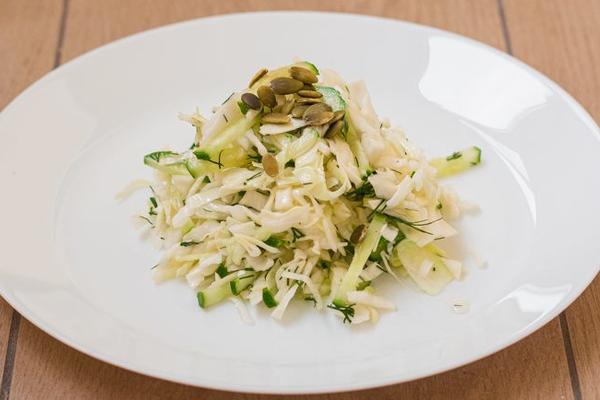 Салат с молодой капустой, свежими огурцами и семечками