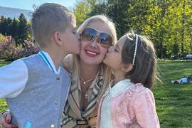 Бужинская показала танец с детьми у цветущих деревьев и оставила пожелание