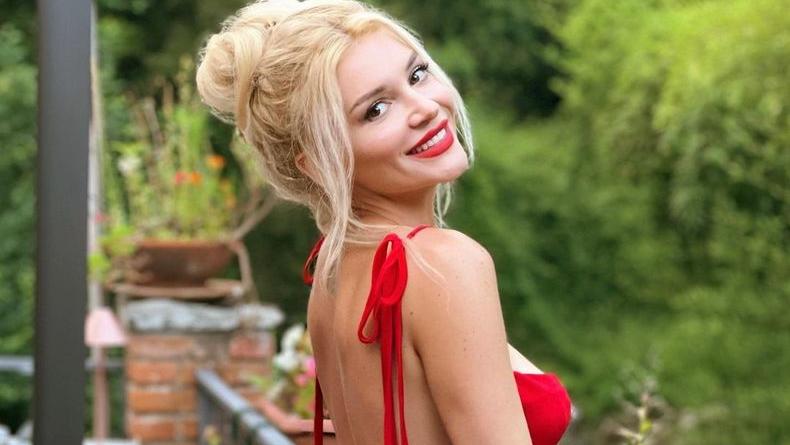 Экс-участница «ВИА Гры» Романова снялась в платье с пикантными вырезами