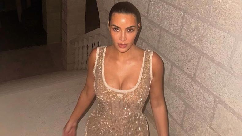 Ким Кардашьян показала выпирающую грудь в купальниках, боди и откровенных платьях