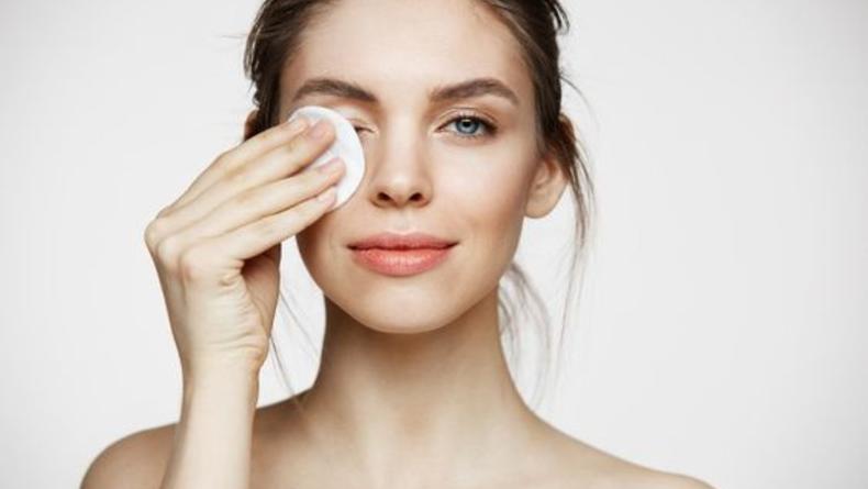 Как правильно снимать макияж: 7 важных правил