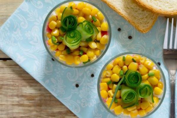 Листковий салат із сухариками, крабовими паличками, кукурудзою і плавленим сиром