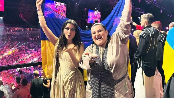 Alyona Alyona повернулася з Євробачення без Jerry Heil: як її зустріли у Києві instagram.com/thejerryheil Alyona Alyona повернулася з Євробачення без Jerry Heil: як її зустріли у Києві instagram.com/thejerryheil