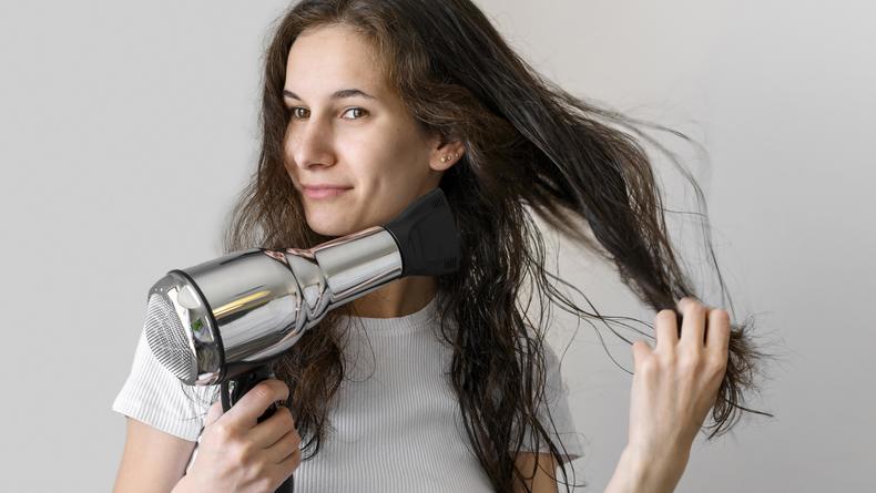 Электризация волос: как бороться со статическим напряжением