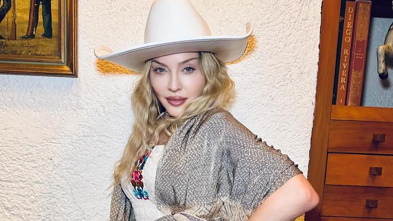 Мадонну разнесли за примерку одежды Фриды Кало