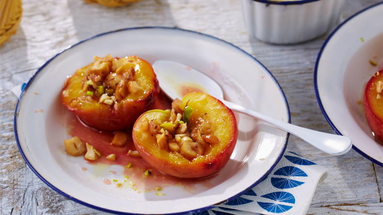 Рецепт запеченных карамелизированных персиков с солеными орехами