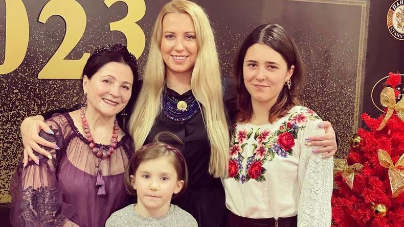 25-летняя дочь Тони Матвиенко дала редкий комментарий о певческой карьере матери