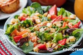 Необычно и вкусно: салат со слабосоленым лососем, клубникой и сыром