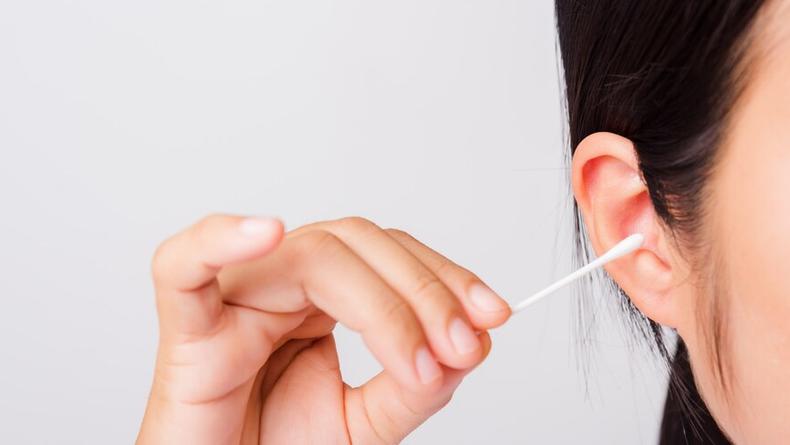 Як правильно чистити вуха: безпечні способи, помилки та небезпека ватних паличок